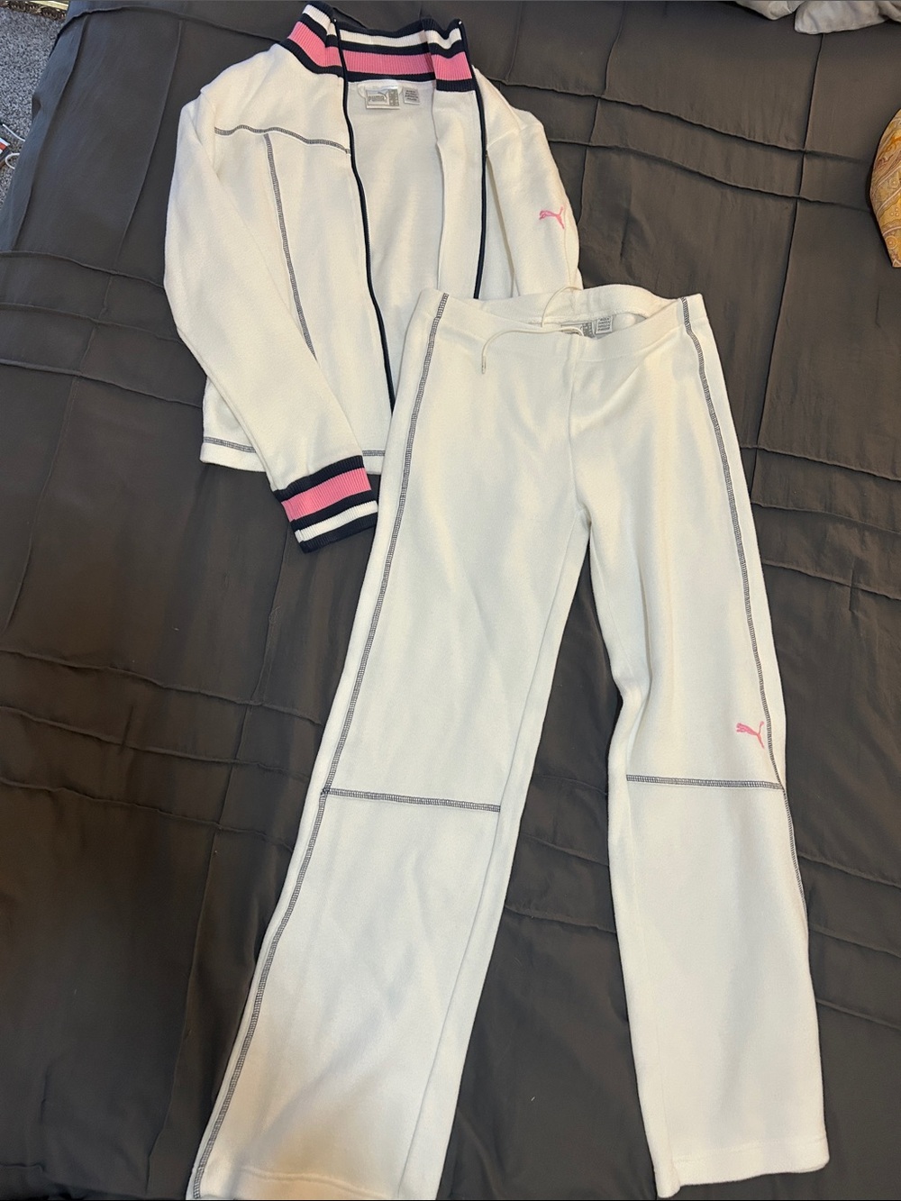 Vintage Puma White women’s Sweatpants with Pink Puma Logo and Gray Stitching
